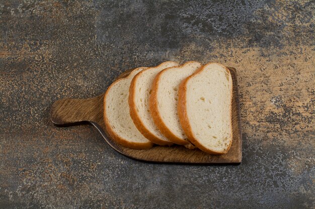 Vers gesneden brood op een houten bord