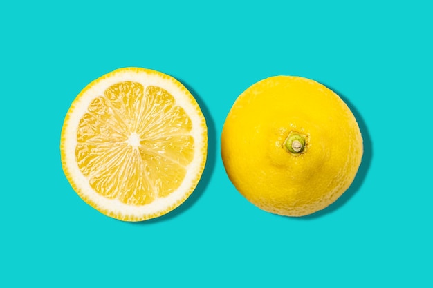 Vers gesneden citroen poster op blauwe achtergrond met harde schaduw. bovenaanzicht, kopieer ruimte en macro. concept gezond en veganistisch beeld.