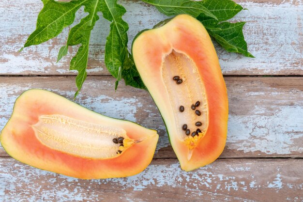 Vers papaya fruit in tweeën gesneden op houten achtergrond