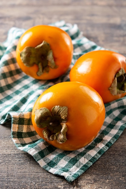 Vers persimmon fruit op houten tafel