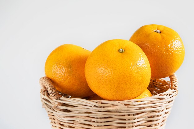 Vers sappig oranje fruit dat over wit wordt geplaatst