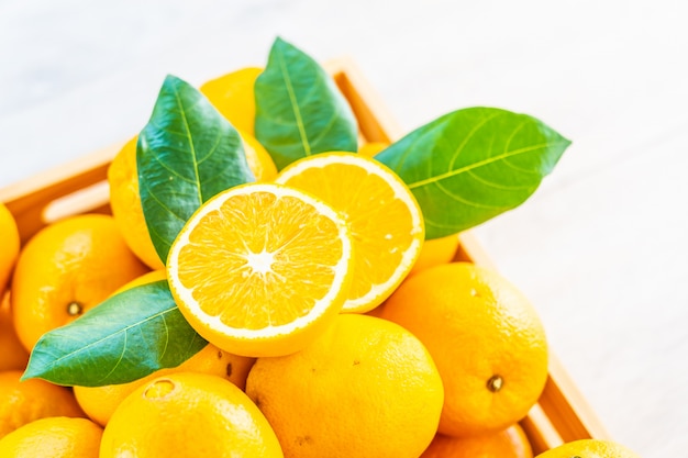 Vers sinaasappelenfruit op lijst