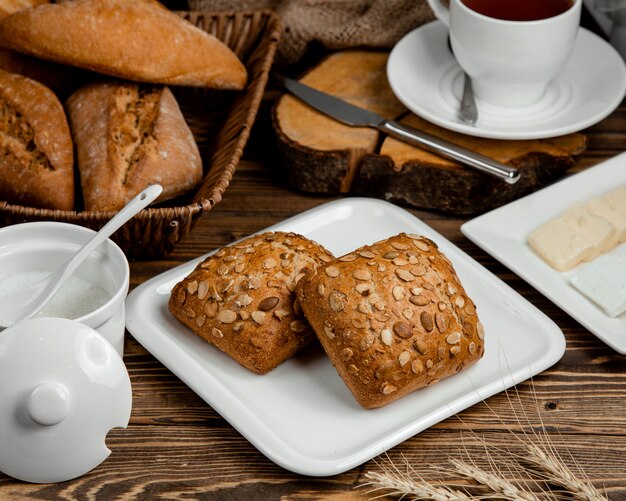 Vers zwart brood bedekt met zaden