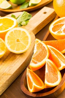 Verscheidenheid aan citrusvruchten waaronder citroenen, lijnen, grapefruits en sinaasappels.