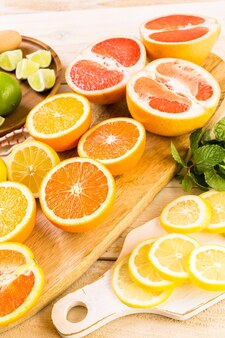 Verscheidenheid aan citrusvruchten waaronder citroenen, lijnen, grapefruits en sinaasappels.