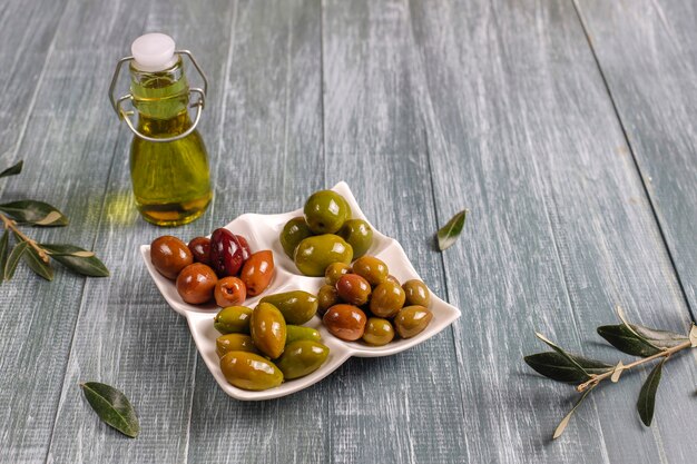 Verscheidenheid aan groene en zwarte hele olijven.