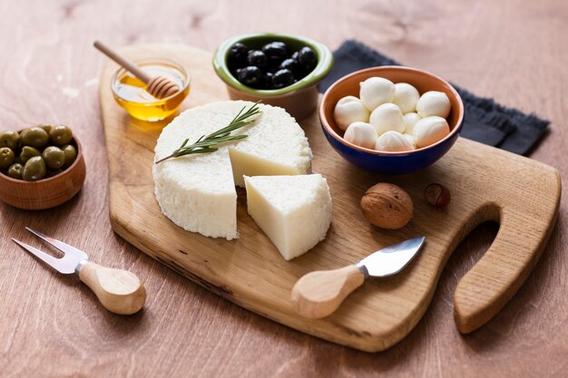 Verscheidenheid aan heerlijke snacks op een tafel