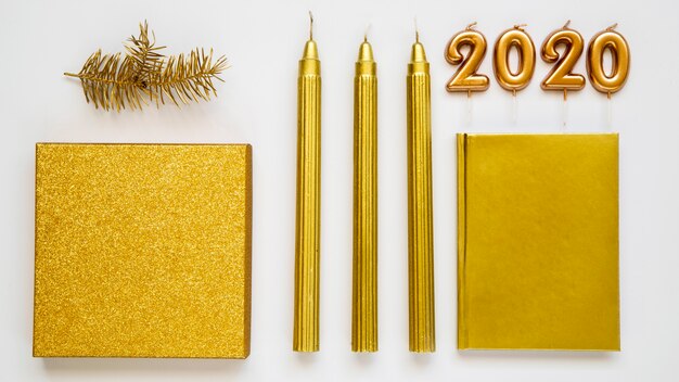 Verscheidenheid aan kaarsen en 2020 nieuwe jaarcijfers