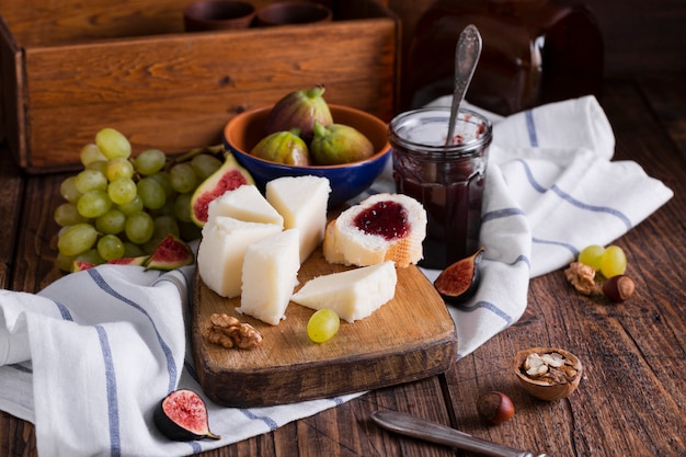 Verscheidenheid aan smakelijke snacks op een tafel