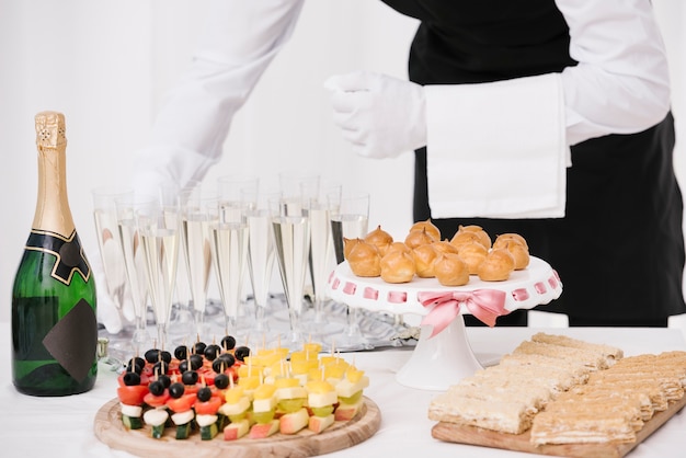 Verscheidenheid aan snacks geserveerd met drankjes