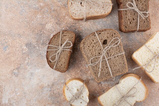 Verscheidenheid aan stapels brood op marmeren achtergrond