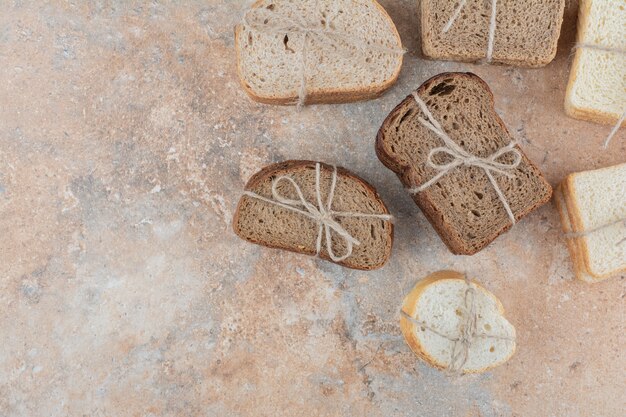 Verscheidenheid aan stapels brood op marmeren achtergrond