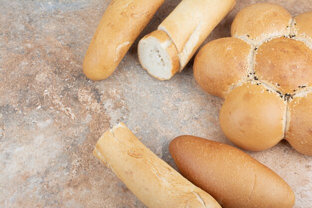 Verscheidenheid aan vers brood op marmeren achtergrond