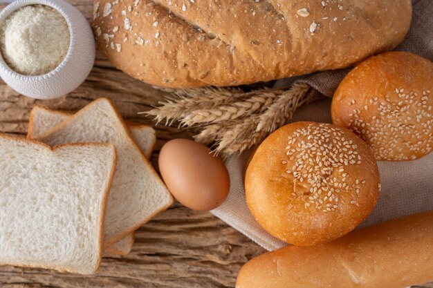 Verscheidenheid van brood op houten tafel op een oude houten achtergrond.