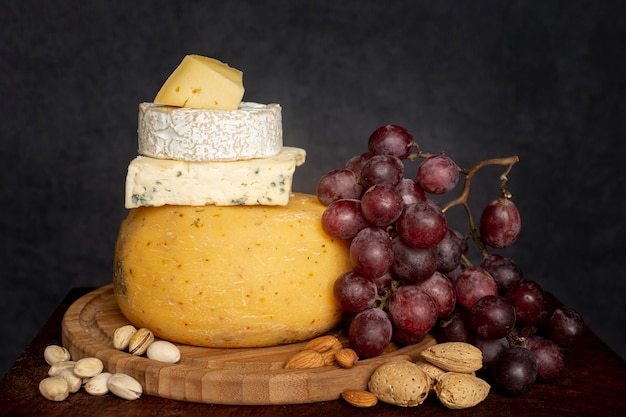 Gratis foto verscheidenheid van kaas met verse druiven
