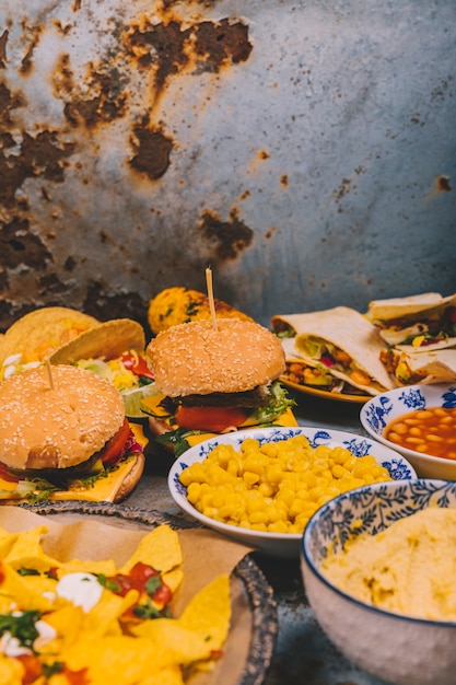 Gratis foto verscheidenheid van mexicaanse gerechten voor het ontbijt