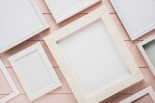 Verscheidenheid van minimalistische frames op houten achtergrond