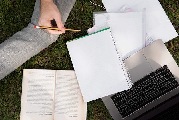 Gratis foto verscheidenheid van notebooks bovenaanzicht