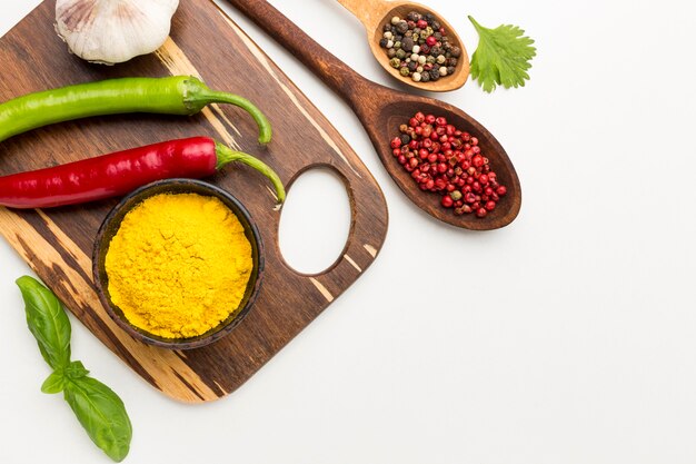 Verscheidenheid van peper en specerijen op tafel