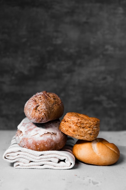 Verscheidenheid van zelfgebakken brood op een tafel