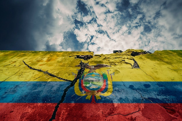 Verscheurde vlag van ecuador op cementmuur.