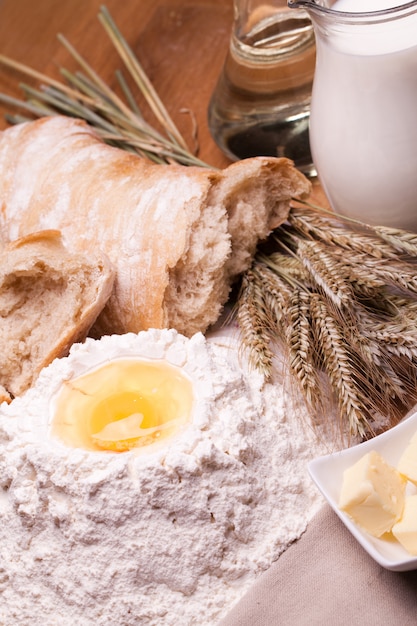 Verschillende bakken ingrediënten op tafel