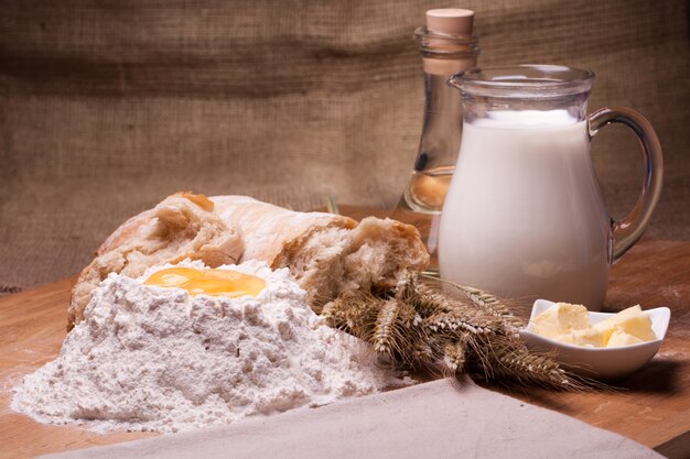 Verschillende bakken ingrediënten op tafel