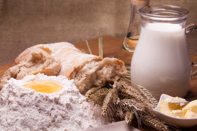 Verschillende bakken ingrediënten op tafel