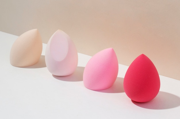 Gratis foto verschillende beautyblenders onder hoge hoek