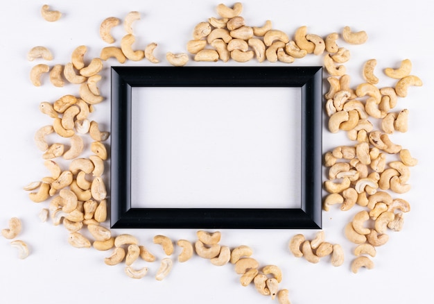 Verschillende cashewnoten met zwart frame