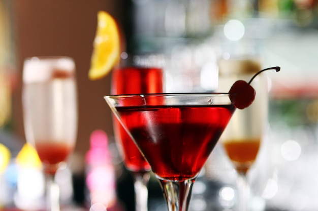 Verschillende cocktails op barpodium