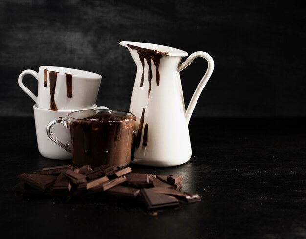 Verschillende containers gevuld met gesmolten chocolade