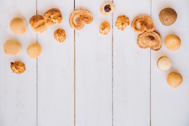 Verschillende cookies op houten tafel