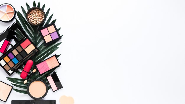 Verschillende cosmeticatypes met groen blad op witte lijst