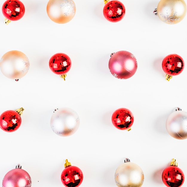 Verschillende decoratieve kerstballen