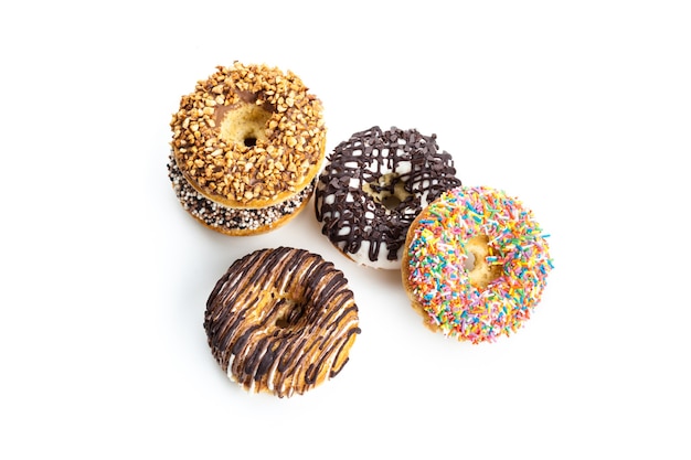 Verschillende donuts op witte achtergrond Premium Foto