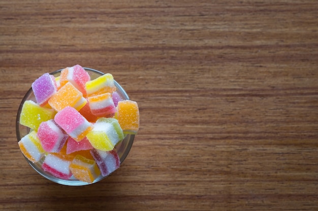 Verschillende gelly en snoepjes op een houten achtergrond