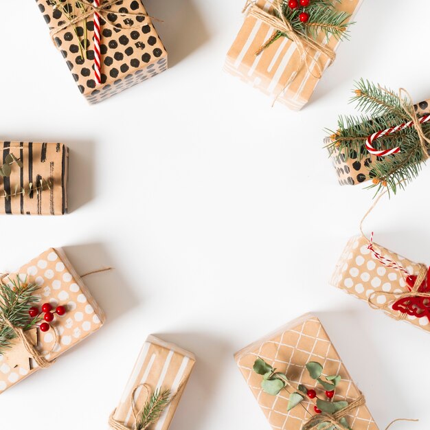 Verschillende geschenkdozen op witte tafel