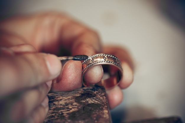 Verschillende goudsmeden tools op de sieraden werkplek. Juwelier aan het werk in sieraden.