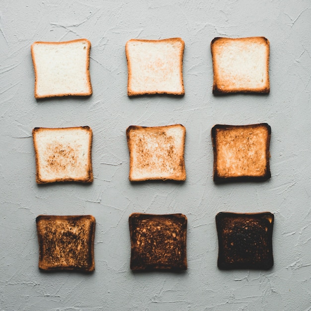 Verschillende graden van geroosterde sneetjes brood