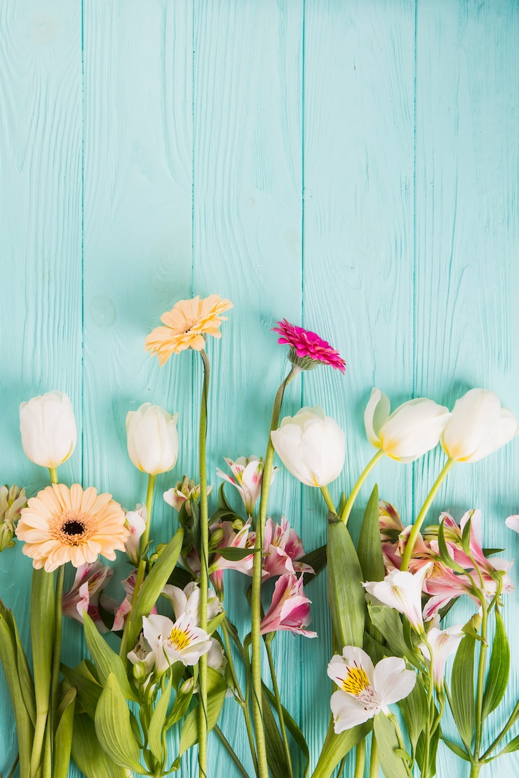 Gratis Foto verschillende heldere bloemen verspreid op tafel