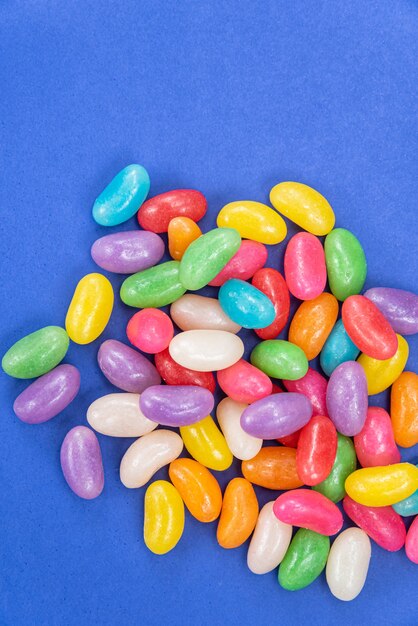 Verschillende Jelly Beans op blauwe achtergrond