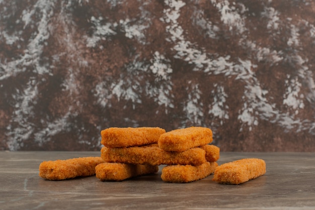 Verschillende kipnuggets op marmeren achtergrond.