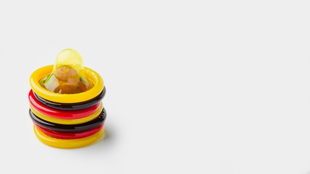Verschillende kleurrijke condooms met kopie ruimte