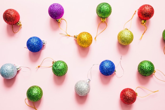Gratis foto verschillende kleurrijke kerstballen