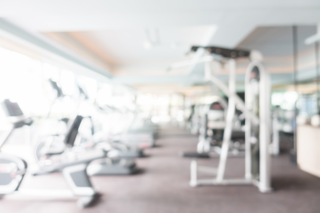 Verschillende machines in een fitnesscentrum