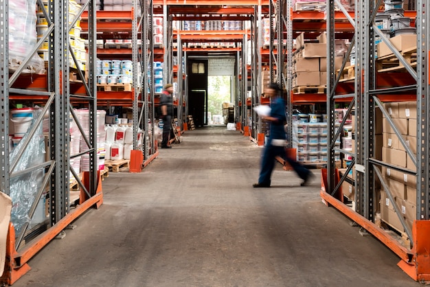 Verschillende mensen die zorgen voor magazijnlogistiek