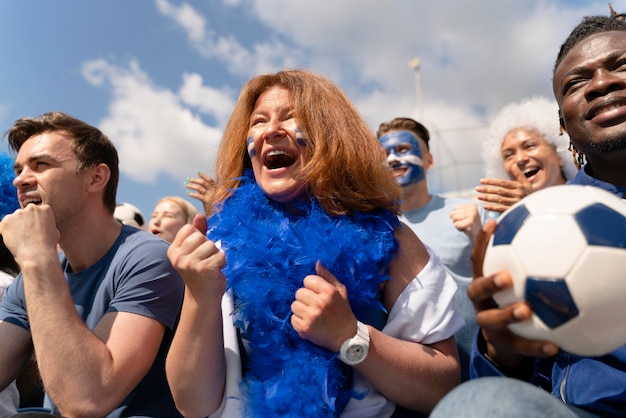 Verschillende mensen kijken naar een voetbalteam