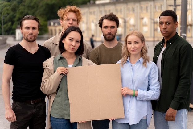 Gratis foto verschillende mensen marcheren in global waring-protest