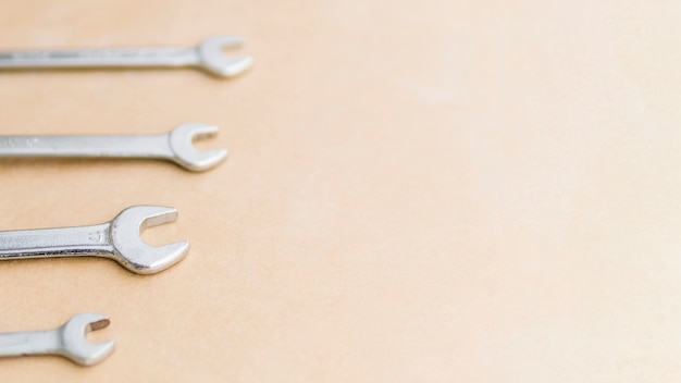 Verschillende metalen sleutels op tafel